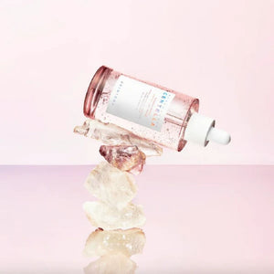 Ampolla viso coreana SKIN1004 utilizzata nella routine skincare per pelle fresca, luminosa e pori meno visibili