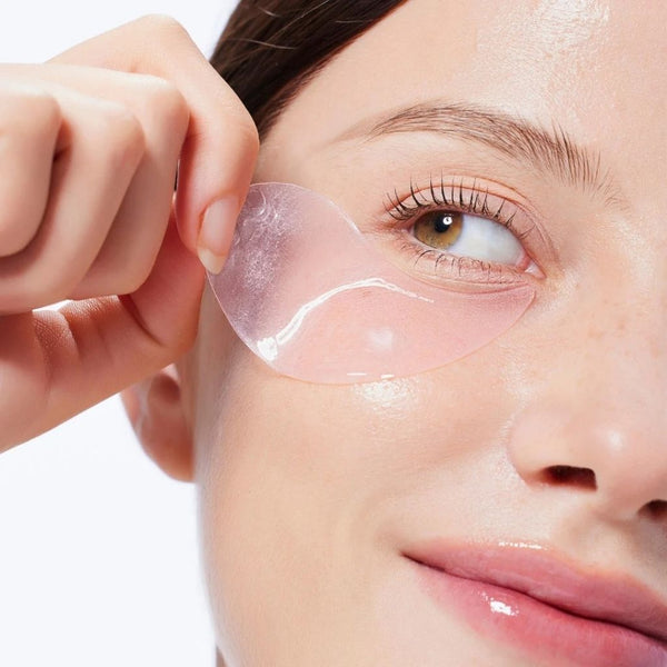 Patch occhi COSRX ai peptidi utilizzati in routine skincare per ridurre segni di stanchezza e gonfiore