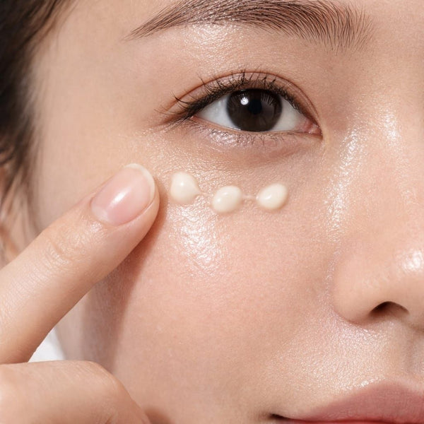 Texture della crema occhi Mary&May Tranexamic Acid + Glutathion, consistenza leggera e facilmente assorbibile per la zona delicata degli occhi