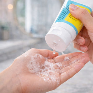 Detergente viso coreano COSRX Low-pH Good Morning Cleanser texture del detergente per mostrare consistenza delicata e facilità di applicazione