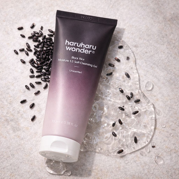 Texture di detergente viso coreano Haruharu Wonder Black Rice per pelle morbida e pulita