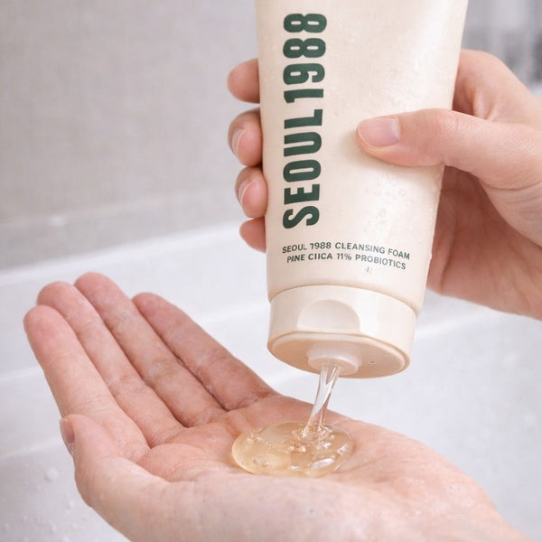 Persona che utilizza detergente K-SECRET SEOUL 1988 con Pine Cica per pelle fresca e protetta