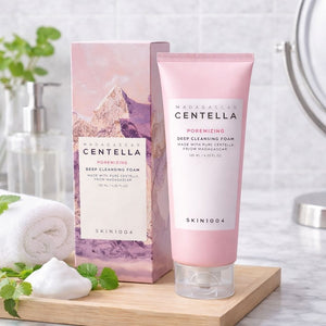 Prodotto SKIN1004 Madagascar Centella Ampoule Foam con confezione in ambiente skincare