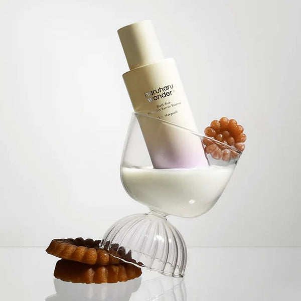 Essenza viso Haruharu Wonder Black Rice Probiotics Barrier Essence utilizzata nella routine quotidiana per pelle protetta, idratata e luminosa