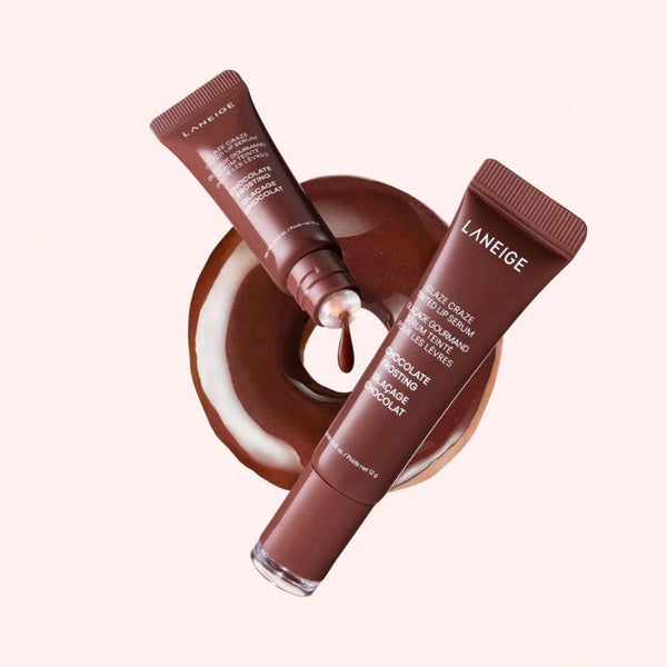 Secondo scatto lifestyle del Laneige Glaze Craze Tinted Lip Serum Chocolate Frosting 12g (uso reale, look glossy