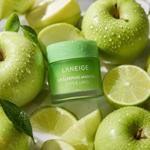 Laneige Lip Sleeping Mask Apple Lime utilizzata nella skincare routine serale per labbra morbide e idratate