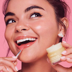 Laneige Lip Sleeping Mask Vanilla utilizzata nella skincare routine serale per labbra morbide e luminose