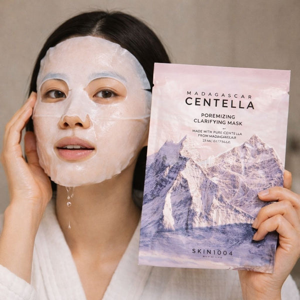 Modo d’uso della maschera viso SKIN1004 Centella Poremizing Clarifying Mask, applicare sul viso, lasciare agire e risciacquare per una pelle più pulita ragazza