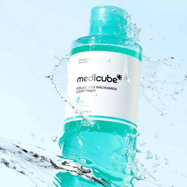 Medicube Azelaic Acid Niacinamide Clear Toner 250ml in un contesto skincare, tonico viso purificante e illuminante per l'uso quotidiano.