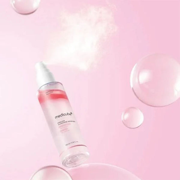 Medicube Serum Mist utilizzato in skincare routine per illuminare e idratare la pelle del viso