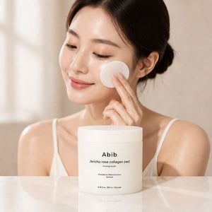 Donna che utilizza il pad tonificante coreano Abib Jericho Rose Collagen Pad Firming Touch per migliorare elasticità e compattezza della pelle