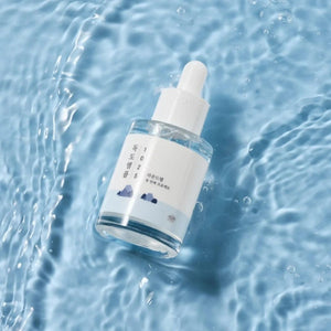 ROUND LAB 1025 Dokdo Ampule Serum applicato durante la skincare routine per una pelle idratata, luminosa e dall'aspetto sano