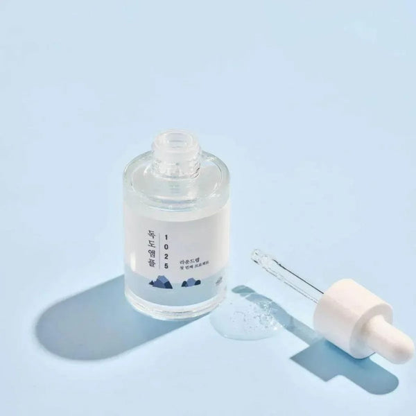 Texture leggera e idratante di ROUND LAB 1025 Dokdo Ampule Serum 45 ml, assorbimento rapido con finish fresco e non appiccicoso.