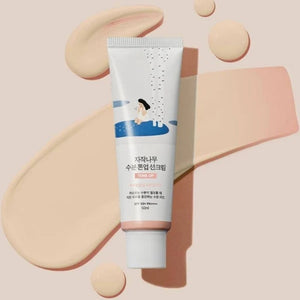 ROUND LAB Birch Moisture Tone-up Sunscreen SPF 50+ applicato sul viso per un incarnato luminoso e uniforme, con protezione solare quotidiana e finish naturale