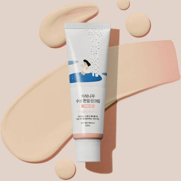 ROUND LAB Birch Moisture Tone-up Sunscreen SPF 50+ applicato sul viso per un incarnato luminoso e uniforme, con protezione solare quotidiana e finish naturale
