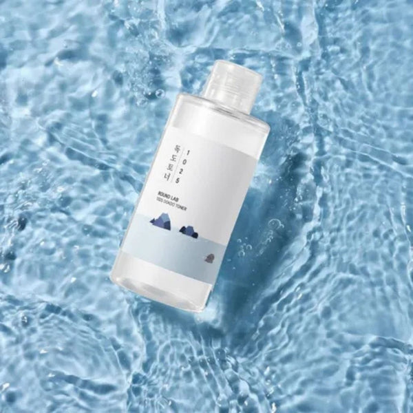 ROUND LAB Dokdo Toner 200 ml utilizzato nella skincare routine quotidiana coreana per una pelle luminosa, equilibrata e dall'aspetto sano