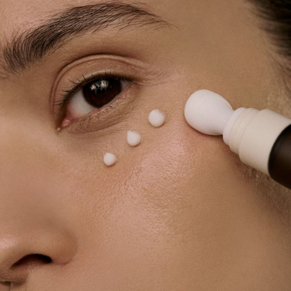 Routine skincare con SKIN1004 Madagascar Centella Probio-Cica Bakuchiol Eye Cream 20 ml, per un contorno occhi idratato, luminoso e rassodato.