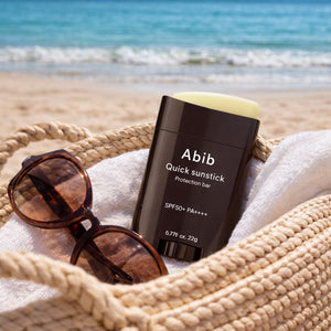 Abib Quick Sunstick Protection Bar SPF50+ PA++++ protezione solare viso coreana in ambientazione lifestyle