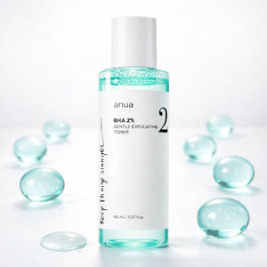 Tonico viso coreano Anua BHA 2 Gentle Exfoliating Toner in ambiente skincare