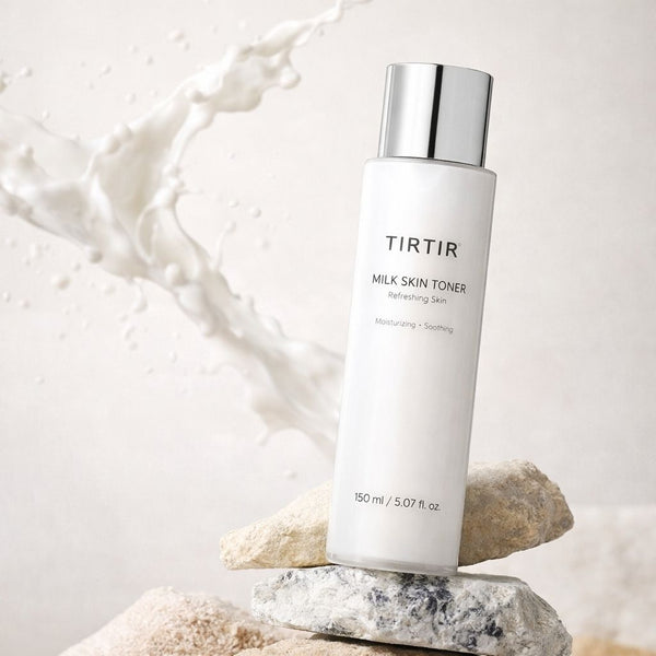 Tonico viso coreano Tirtir Milk Skin Toner in ambiente skincare
